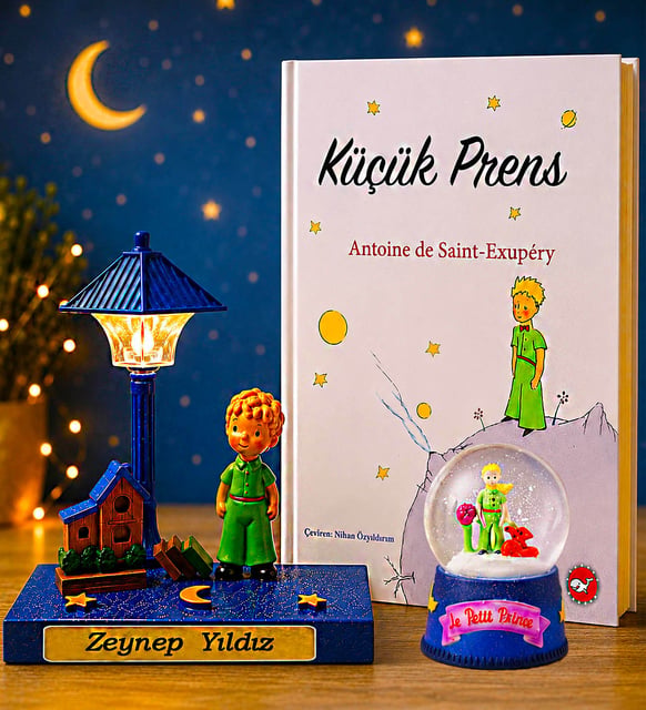 Kişiye Özel Küçük Prensin Sihirli Dünyası Masa Lambası & Kar Küresi & Kitap 3lü Masa Seti