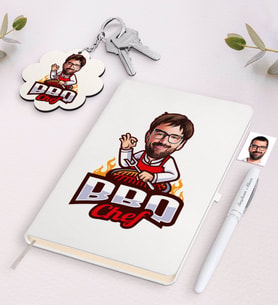 BK Gift Kişiye Özel Erkek Barbekü Chef Karikatürlü Beyaz Defter Kalem ve Anahtarlık Hediye Seti (Model 1)