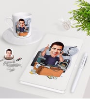 BK Gift Kişiye Özel Erkek Radyocu Karikatürlü Beyaz Defter Kalem Türk Kahvesi Fincanı Seti-1 (Model 1)