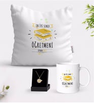 BK Gift Kişiye Özel En İyi Sınıf Öğretmeni Beyaz Kupa Yastık ve İsimli Papatya Kolye Hediye Seti-6 (Model 1)