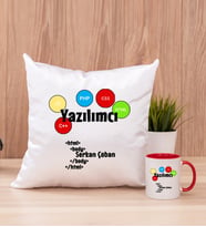 Yazılımcı Kare Yastık ve Kırmızı Kupa Bardak