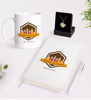 BK Gift Kişiye Özel Dünyanın En İyi Öğretmeni Beyaz Kupa Defter Kalem ve İsimli Papatya Kolye Hediye Seti-21 (Model 1)