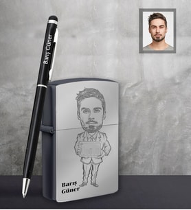 Kişiye Özel Öğretmen Karikatürlü Siyah Çakmak Kalem Hediye Seti Bay-9 (Model 1)