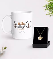 BK Gift Kişiye Özel Satranç Öğretmeni Beyaz Kupa ve Papatya Kolye Hediye Seti (Model 1)