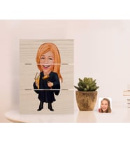 BK Gift Kişiye Özel Kadın Hakim Karikatürlü Otantik Masaüstü Ahşap Palet Çerçeve-1 (Beyaz)