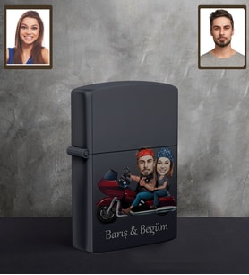 Kişiye Özel Motorcu Sevgili Karikatürlü UV Baskılı Siyah Benzinli Çakmak Mod 2