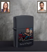 Kişiye Özel Motorcu Sevgili Karikatürlü UV Baskılı Siyah Benzinli Çakmak Mod 2