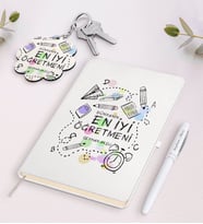 BK Gift Kişiye Özel Dünyanın En İyi Öğretmeni Beyaz Defter Kalem Ve Anahtarlık Hediye Seti-8 (Model 1)