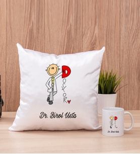 Doktor Karikatürü Kare Yastık ve Beyaz Kupa Bardak