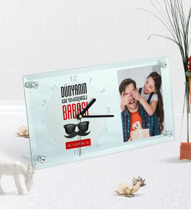 BK Gift Kişiye Özel Fotoğraflı Dünyanın En Yakışıklı Babası Masaüstü Cam Saat-2 (Beyaz)