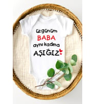 Üzgünüm Baba Aynı Kadına Aşığız Baskılı Yarım Kollu Bebek Body & Zıbın