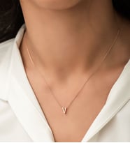 Papatya Silver 925 Ayar Gümüş Üç Boyutlu V Harf Kolye Rose Altın