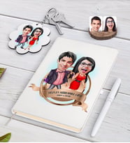 BK Gift Kişiye Özel Yılın En Mükemmel Çifti Karikatürlü Beyaz Defter Kalem ve Anahtarlık Hediye Seti-4 (Model 1)
