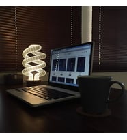 Spiral Figürlü Dekoratif Hediye Led Masa Lambası 7 Işık Rengi Ahşap Taban