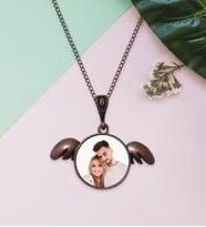 BK Gift Kişiye Özel Fotoğraflı Melek Kanatlı Otantik Bakır Yaldız Kolye Model 19