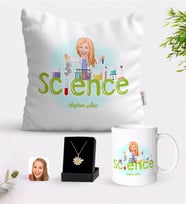 BK Gift Kişiye Özel Bayan Fen Bilimleri Öğretmeni Karikatürlü Beyaz Kupa Yastık ve İsimli Papatya Kolye Hediye Seti (Model 1)