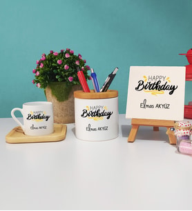 Happy Birthday Tasarımlı Kişiye Özel Doğum Günü Hediyesi Ahşap Altlıklı Türk Kahvesi Fincanı Kalemlik Dekoratif Taş Baskı Hediye Seti