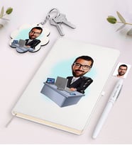 BK Gift Kişiye Özel Erkek Genel Müdür Karikatürlü Beyaz Defter Kalem ve Anahtarlık Hediye Seti (Model 1)