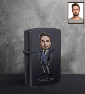 Kişiye Özel Öğretmen Karikatürlü UV Baskılı Siyah Benzinli Çakmak Bay-7