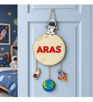 Gifties Uzayda Astronot Bebek Temalı Kişiye Özel Kapı Süsü