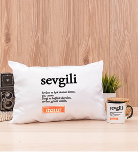 Sevgili Kelime Anlamı Dikdörtgen Yastık ve Siyah Kupa Bardak