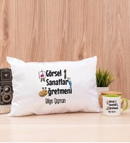 Görsel Sanatlar Öğretmeni Dikdörtgen Yastık ve Yeşil Kupa Bardak