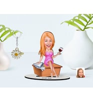 BK Gift Kişiye Özel Kadın Patron Karikatürlü 3D Ahşap Biblo ve İsimli Gold Papatya Anahtarlık-7 (Model 1)
