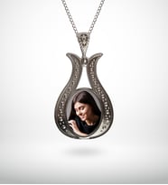 BK Gift Kişiye Özel Fotoğraflı Otantik Gümüş Yaldız Kolye Model 11