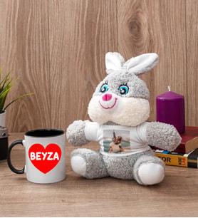 Sevgiliye Hediye İsim Yazılı Kalpli Siyah Kupa Bardak ve Peluş Tavşan