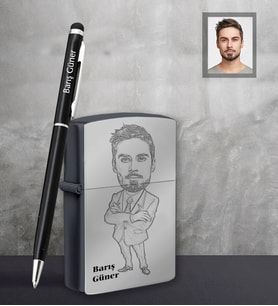 Kişiye Özel Öğretmen Karikatürlü Siyah Çakmak Kalem Hediye Seti Bay-8 (Model 1)