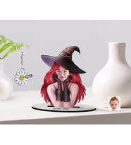 BK Gift Kişiye Özel Kadın Cadı Karikatürlü 3D Ahşap Biblo ve İsimli Silver Papatya Anahtarlık-2 (Model 1)