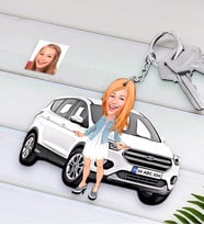 BK Gift Kişiye Özel Bayan Ford Kuga Figürlü Plakalı Ahşap Karikatür Anahtarlık-1 (Beyaz)