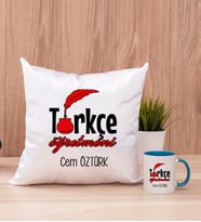 Türkçe Öğretmeni Kare Yastık ve Mavi Kupa Bardak