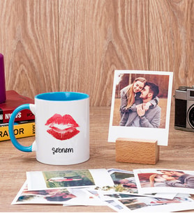 Dudak Tasarım Mavi Kupa Bardak ve Ahşap Standlı Polaroid Set