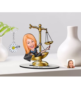 BK Gift Kişiye Özel Kadın Avukat Karikatürlü 3D Ahşap Biblo ve İsimli Silver Papatya Anahtarlık-4 (Model 1)