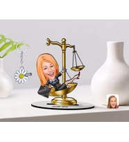 BK Gift Kişiye Özel Kadın Avukat Karikatürlü 3D Ahşap Biblo ve İsimli Silver Papatya Anahtarlık-4 (Model 1)