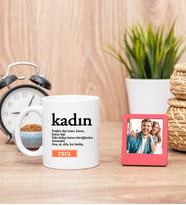 Kadın Kelime Anlamı Beyaz Kupa Bardak ve Kırmızı Mini Fotoğraf Çerçevesi