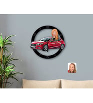BK Gift Kişiye Özel Plakalı Kadın Mazda 3 Karikatürlü Ahşap Duvar Saati-1 (Beyaz)