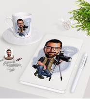 BK Gift Kişiye Özel Erkek Profesyonel Fotoğrafçı Karikatürlü Beyaz Defter Kalem Türk Kahvesi Fincanı Seti-1 (Model 1)