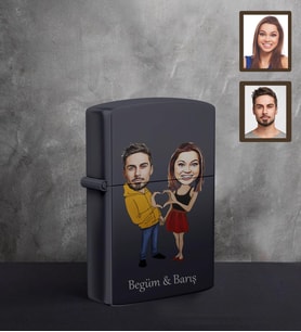 Kişiye Özel Sevgili Karikatürlü UV Baskılı Siyah Benzinli Çakmak Model 7