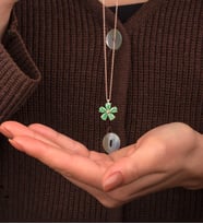 925 Ayar Gümüş Yeşil Taşlı Papatya Kolye