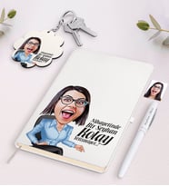 BK Gift Kişiye Özel Kadın Kolay Yetişmiyor Karikatürlü Beyaz Defter Kalem ve Anahtarlık Hediye Seti-2 (Model 1)