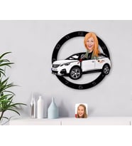 BK Gift Kişiye Özel Plakalı Kadın Peugeot 5008 Karikatürlü Ahşap Duvar Saati-1 (Beyaz)