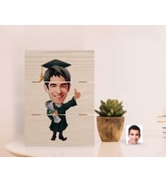 BK Gift Kişiye Özel Erkek Mezun Karikatürlü Otantik Masaüstü Ahşap Palet Çerçeve-1 (Beyaz)