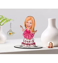 BK Gift Kişiye Özel Kadın Doğum Günü Karikatürlü 3D Ahşap Biblo ve İsimli Gold Papatya Anahtarlık-1 (Model 1)