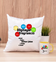 Bilgisayar Programcısı Kare Yastık ve Sarı Kupa Bardak
