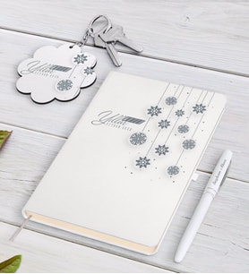 BK Gift Kişiye Özel Yılbaşı Mutlu Yıllar Beyaz Defter Kalem ve Anahtarlık Hediye Seti-10 (Model 1)