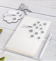 BK Gift Kişiye Özel Yılbaşı Mutlu Yıllar Beyaz Defter Kalem ve Anahtarlık Hediye Seti-10 (Model 1)