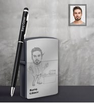 Kişiye Özel Öğretmen Karikatürlü Siyah Çakmak Kalem Hediye Seti Bay-3 (Model 1)