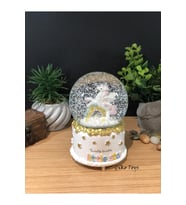 Unicorn Atlı Büyük Boy Kar Küresi Kendinden Püskürtmeli Işıklı ve Müzikli (Beyaz-Pembe)